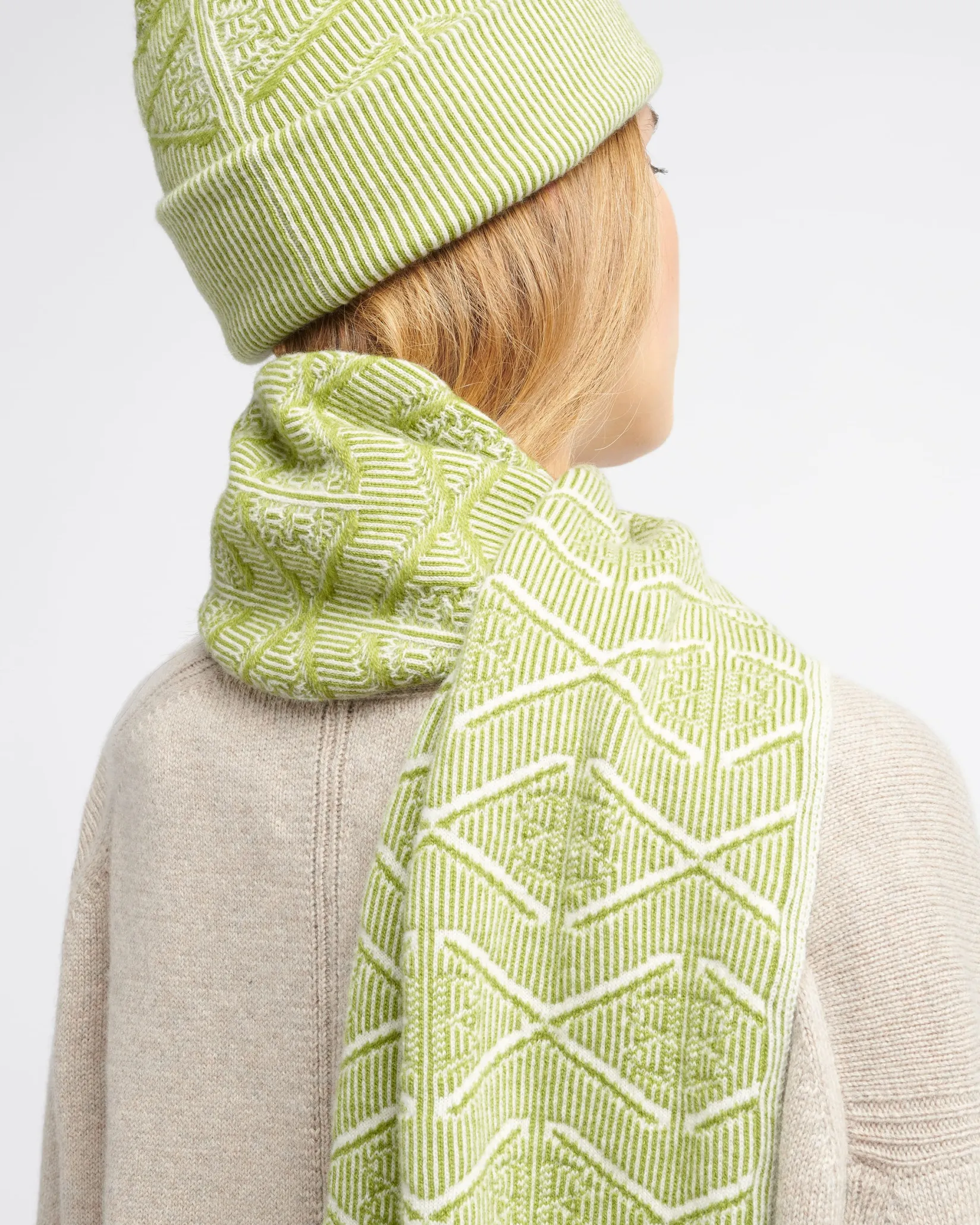 Women Barrie Beanie hat in cashmere with a monogram motif