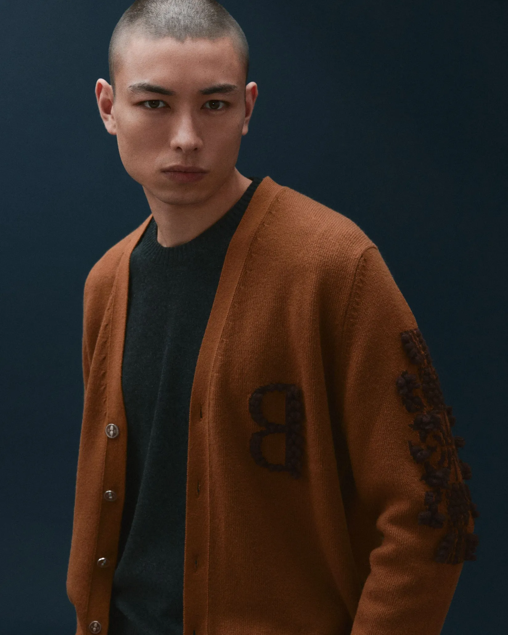Barrie 3D logo V-neck cashmere cardigan