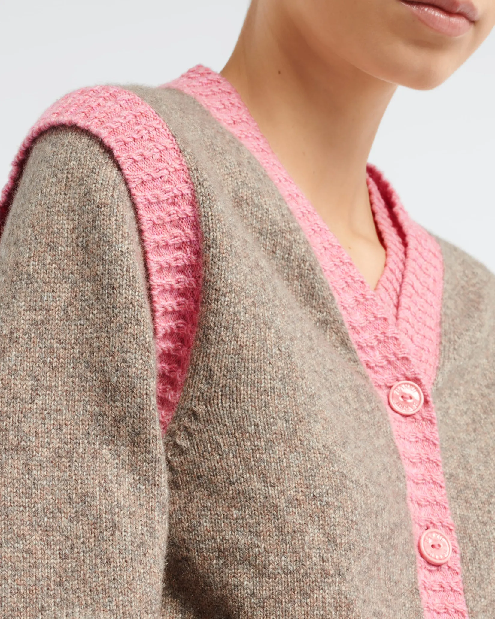 Women Barrie Sleeveless cashmere cardigan